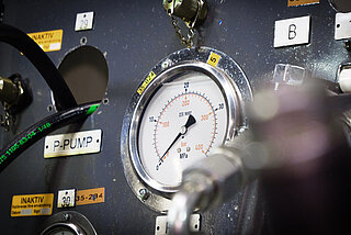Pressure gauge for measuring liquid pressures